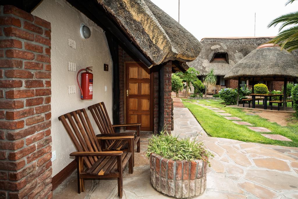 Cest Si Bon Hotel Otjiwarongo Exterior foto