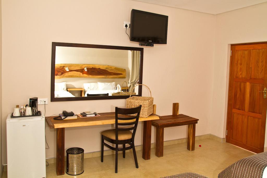 Cest Si Bon Hotel Otjiwarongo Zimmer foto